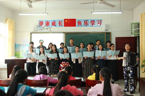 河南大学研究生自愿服务团走进革命老区新县